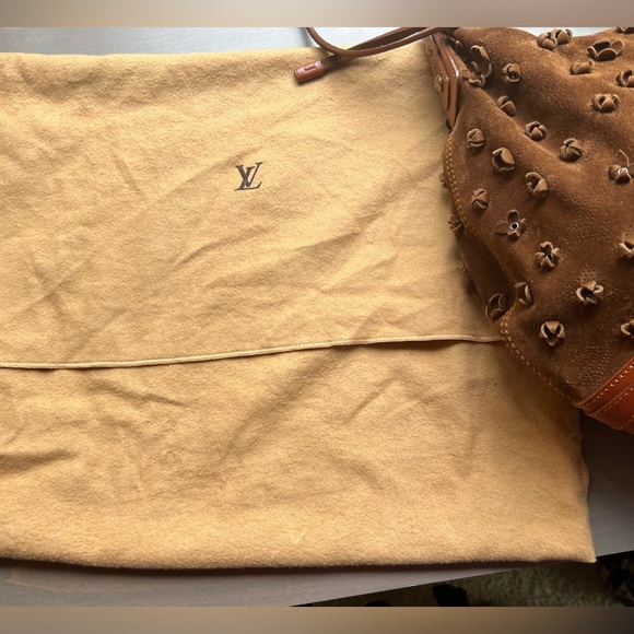 Louis Vuitton limited edition suede Onatah Fleurs GM hobo bag - Picture 2 of 11